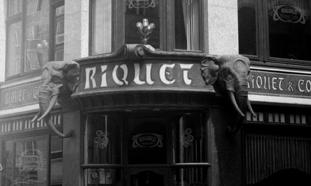 Ein historisches Foto des Schilds zum Kaffeehaus Riquet