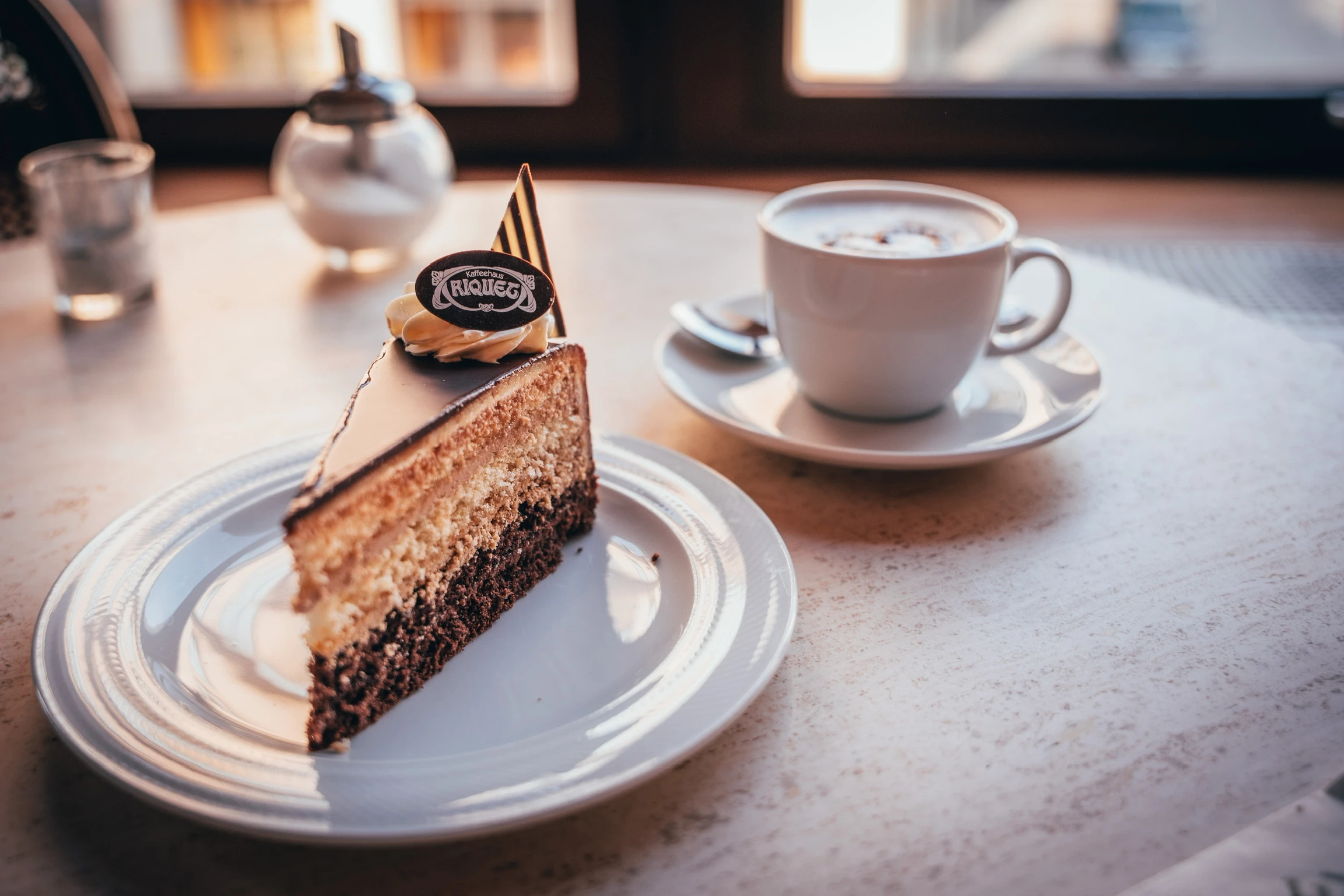 Ein Stück Torte und eine Tasse Kaffee im Kaffeehaus Riquet
